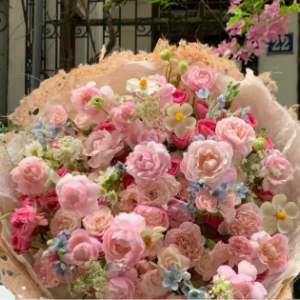 I love my apartment filled with beautiful bouquets of flowers 💐